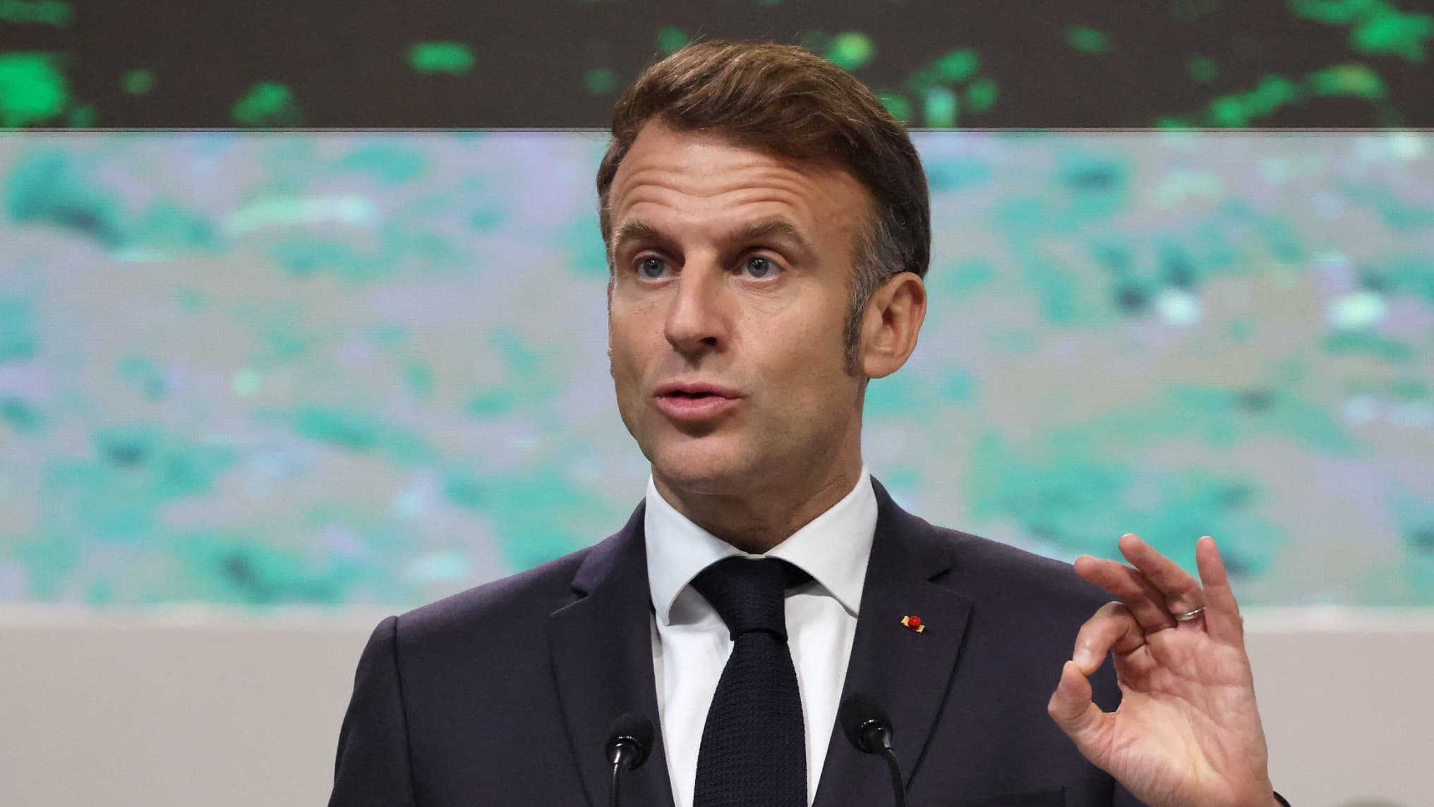 découvrez la réaction vive d'emmanuel macron face à l'application temporaire de l'accord mercosur par l'union européenne et ses implications politiques et économiques.