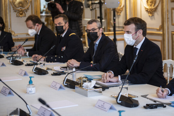 le président emmanuel macron reçoit la présidente de la commission européenne pour discuter des enjeux actuels et renforcer la coopération entre la france et l'union européenne.