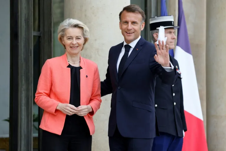 découvrez la rencontre entre emmanuel macron et la présidente de la commission européenne, un moment clé pour la coopération européenne et les échanges diplomatiques.