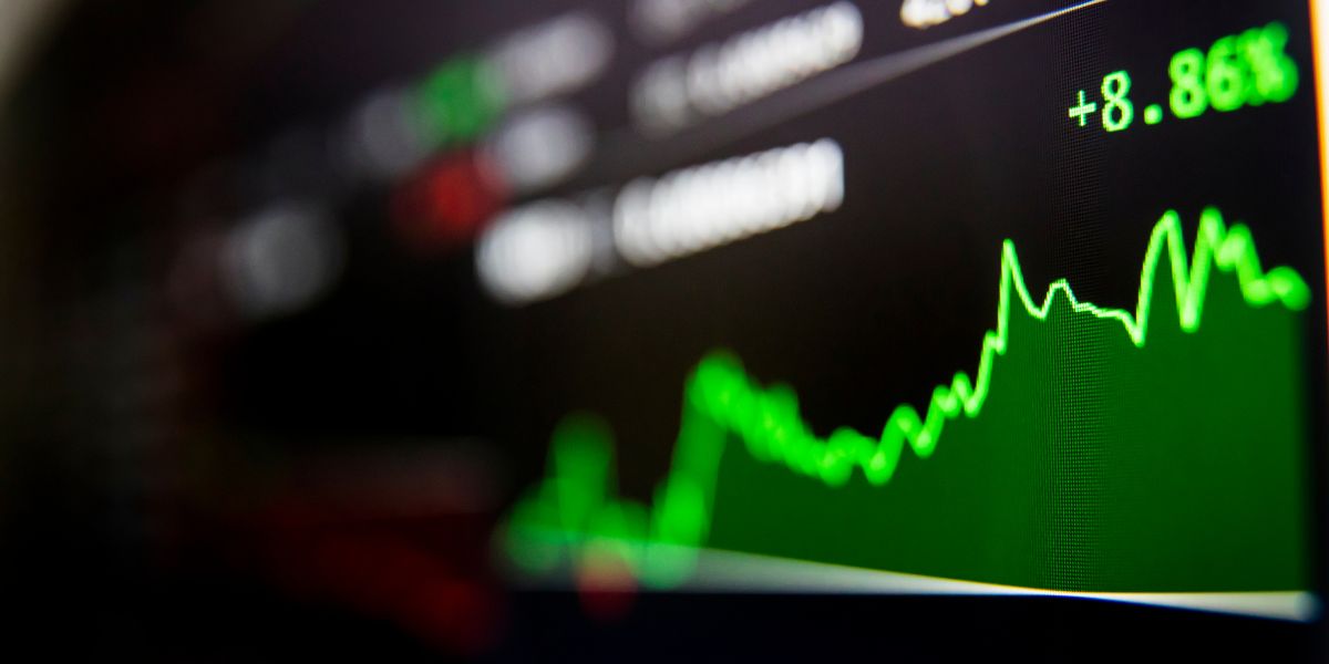 apprenez à reconnaître et exploiter les figures de mat et drapeau en trading pour optimiser vos stratégies et maximiser vos profits.