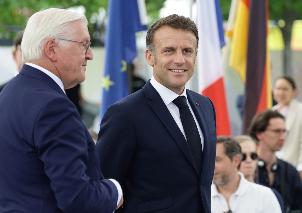 analyse des tensions franco-allemandes suscitées par les réformes initiées par emmanuel macron, avec un focus sur les enjeux politiques et économiques.