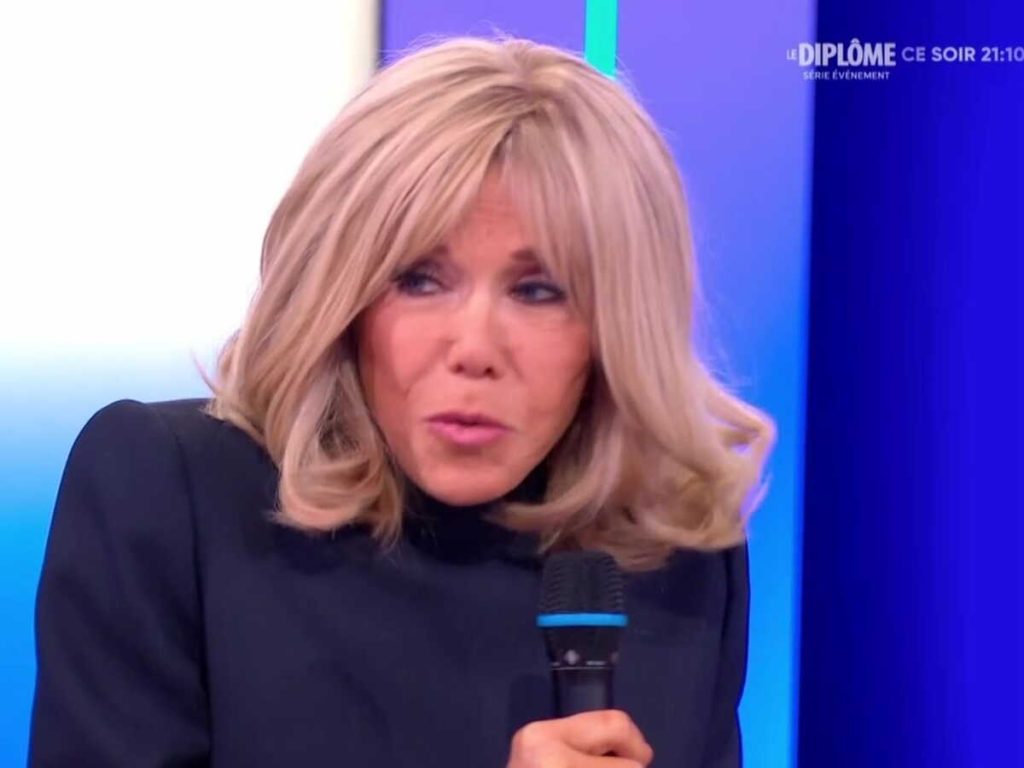 découvrez la sortie remarquée de brigitte macron après son opération, un moment suivi de près par les médias et le public.