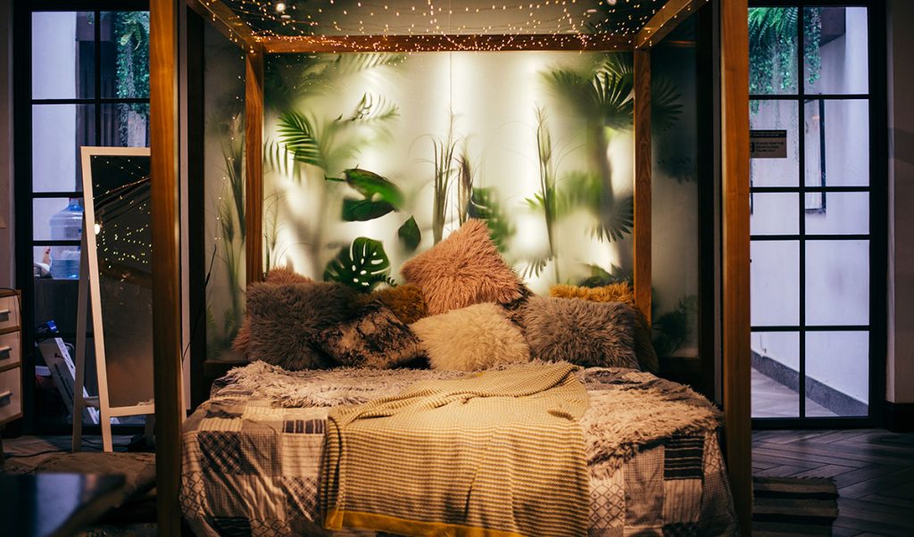 découvrez des astuces simples et efficaces pour créer une ambiance chaleureuse chez soi, alliant décoration, éclairage et confort pour un intérieur accueillant.