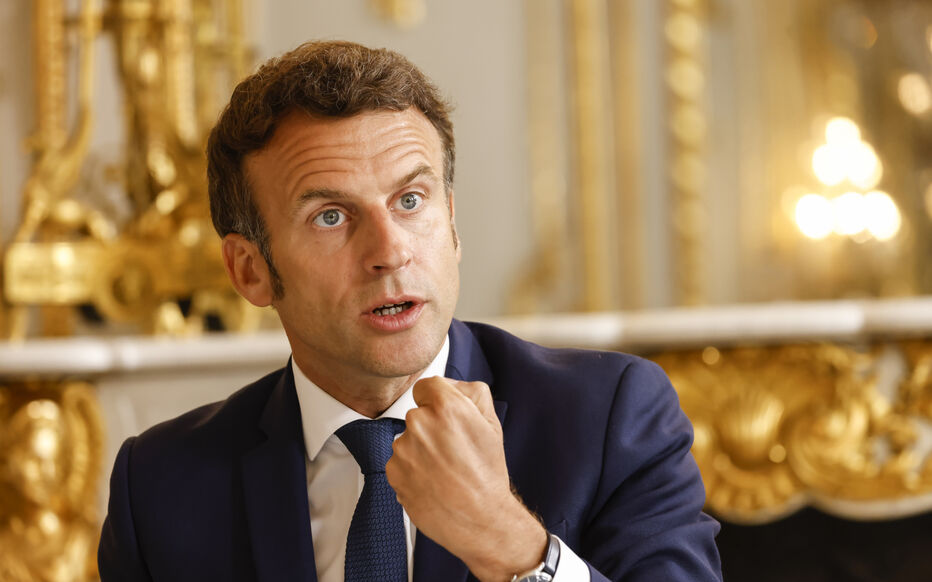 découvrez l'élément surprenant présent sur le bureau de macron qui suscite la curiosité et intrigue le public.