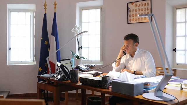 découvrez l'élément étonnant et inattendu qui se trouve sur le bureau du président macron, révélant un aspect méconnu de son quotidien.